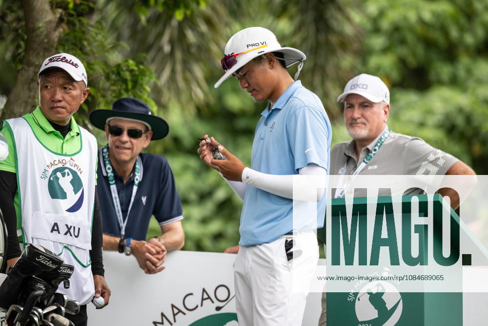 Chinas XU, Andi marks his ball on the first tee.Macau Open Golf 2026 Final Round. Macau China - ZUMAr144 20261018_zap_r144_001