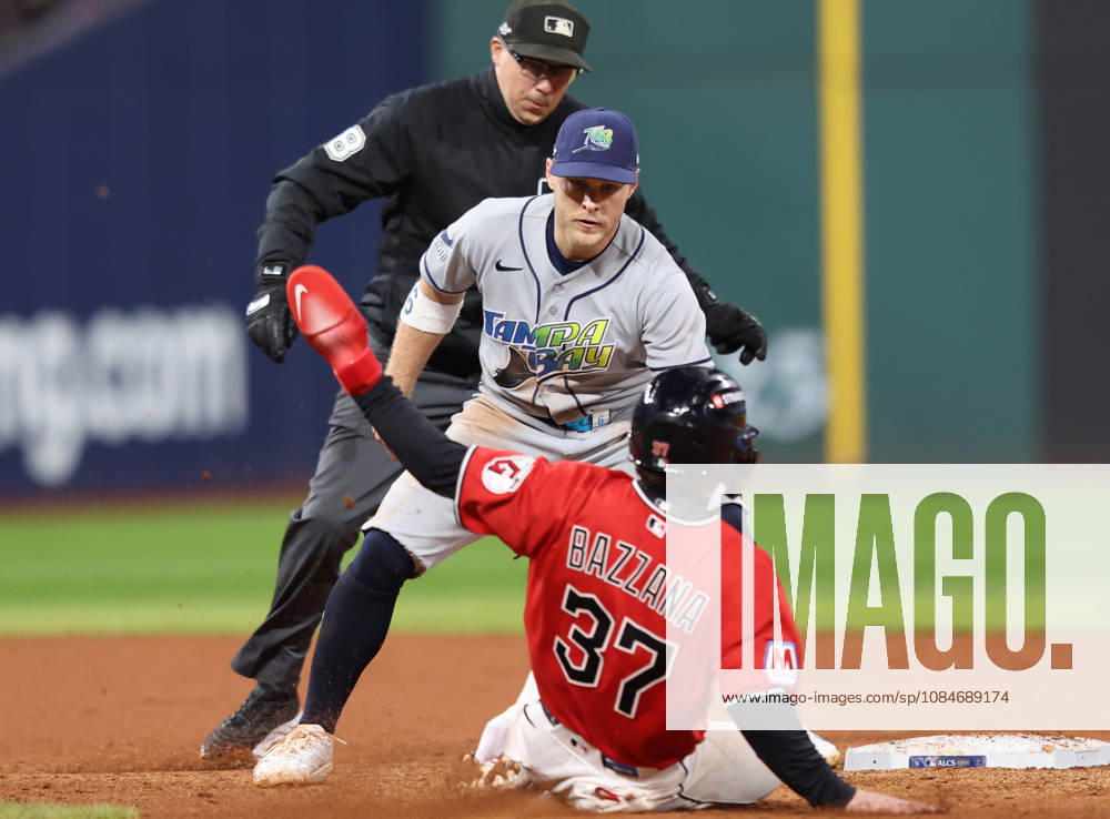 Tampa Bay Rays shortstop Taylor Walls (6) puts out Cleveland Guardians Travis Bazzana (37) at second and throws to first for a double play in the ninth inning in game four of the MLB, Baseball Herren, USA American League Championship Series at Progressive Field in Cleveland, Ohio, on Saturday, October 17, 2026. CLE20261017747 AARONxJOSEFCZYK
