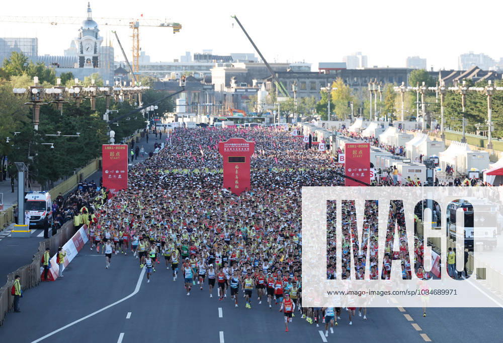 (261018) -- BEIJING, Oct. 18, 2026 -- Runners start during the 2026 Beijing Marathon & National Marathon Championships in Beijing, capital of China, Oct. 18, 2026. ) (SP)CHINA-BEIJING-2026 BEIJING MARATHON(CN) ZhangxChenlin