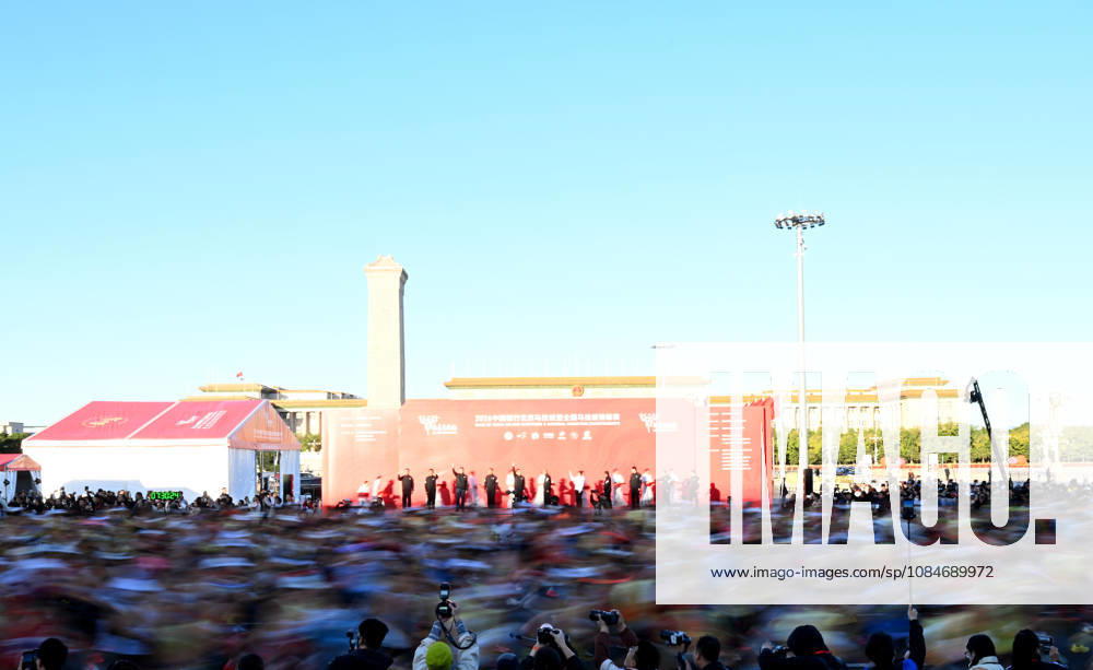 (261018) -- BEIJING, Oct. 18, 2026 -- Runners compete during the 2026 Beijing Marathon & National Marathon Championships in Beijing, capital of China, Oct. 18, 2026. ) (SP)CHINA-BEIJING-2026 BEIJING MARATHON(CN) JiaxYuchen