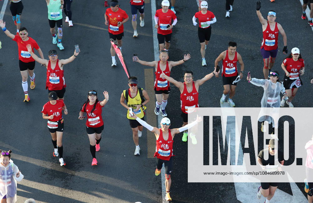 (261018) -- BEIJING, Oct. 18, 2026 -- Runners compete during the 2026 Beijing Marathon & National Marathon Championships in Beijing, capital of China, Oct. 18, 2026. ) (SP)CHINA-BEIJING-2026 BEIJING MARATHON(CN) ZhangxChenlin