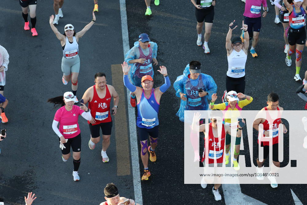 (261018) -- BEIJING, Oct. 18, 2026 -- Runners compete during the 2026 Beijing Marathon & National Marathon Championships in Beijing, capital of China, Oct. 18, 2026. ) (SP)CHINA-BEIJING-2026 BEIJING MARATHON(CN) ZhangxChenlin