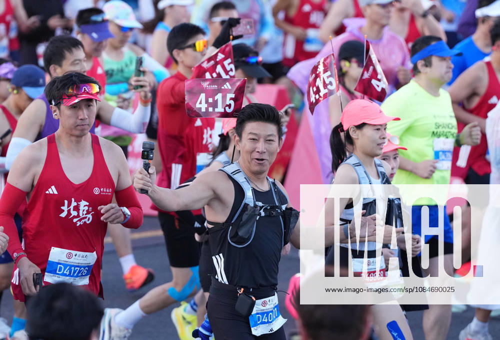 (261018) -- BEIJING, Oct. 18, 2026 -- Runners start during the 2026 Beijing Marathon & National Marathon Championships in Beijing, capital of China, Oct. 18, 2026. ) (SP)CHINA-BEIJING-2026 BEIJING MARATHON(CN) JiaxYuchen