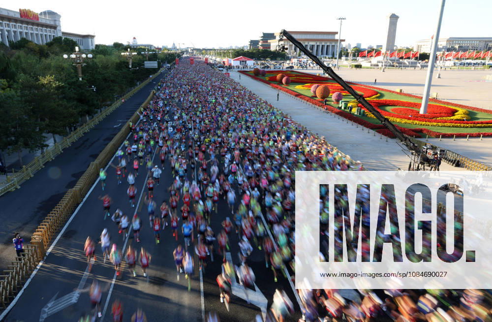 (261018) -- BEIJING, Oct. 18, 2026 -- Runners compete during the 2026 Beijing Marathon & National Marathon Championships in Beijing, capital of China, Oct. 18, 2026. ) (SP)CHINA-BEIJING-2026 BEIJING MARATHON(CN) ZhangxChenlin