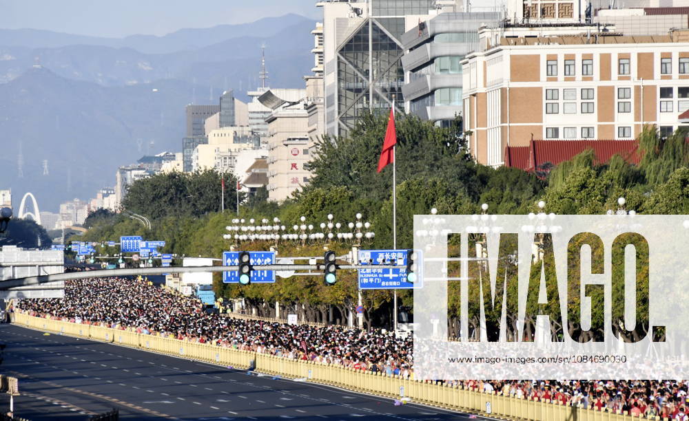 (261018) -- BEIJING, Oct. 18, 2026 -- Runners compete during the 2026 Beijing Marathon & National Marathon Championships in Beijing, capital of China, Oct. 18, 2026. ) (SP)CHINA-BEIJING-2026 BEIJING MARATHON(CN) LixXin