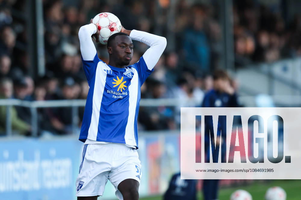 Soccer, Men s, Regionalliga Nord, Matchday 14, BSV Kickers Emden 1 vs. FC Phönix Lübeck, Ibrahim Touray (No. 57) of BSV Kickers Emden takes a throw-in