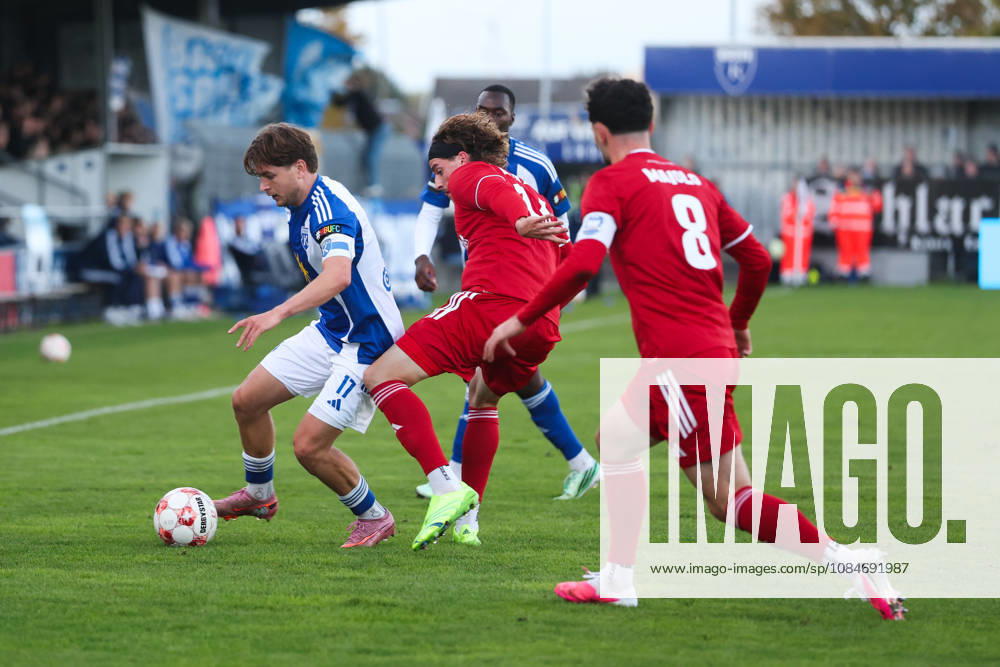 Soccer, Men s, Regionalliga Nord, Matchday 14, BSV Kickers Emden 1 FC Phönix Lübeck Sandro Plechaty (17, BSV Kickers Emden) in a tackle with Moritz Kretzer (14, Phönix Lübeck) and Fabio Oliviero Maiolo (8, Phönix Lübeck)