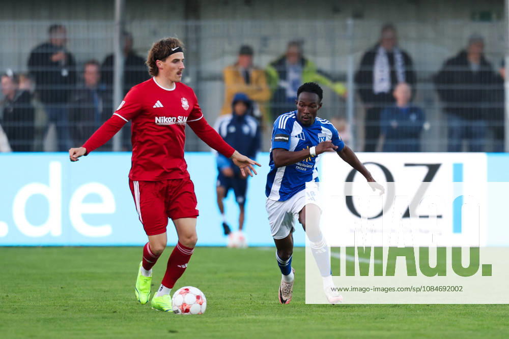 Soccer, Men s, Regionalliga Nord, Matchday 14, BSV Kickers Emden 1 FC Phönix Lübeck Michael Igwe (18) of BSV Kickers Emden in a tackle with Moritz Kretzer (14) of Phönix Lübeck