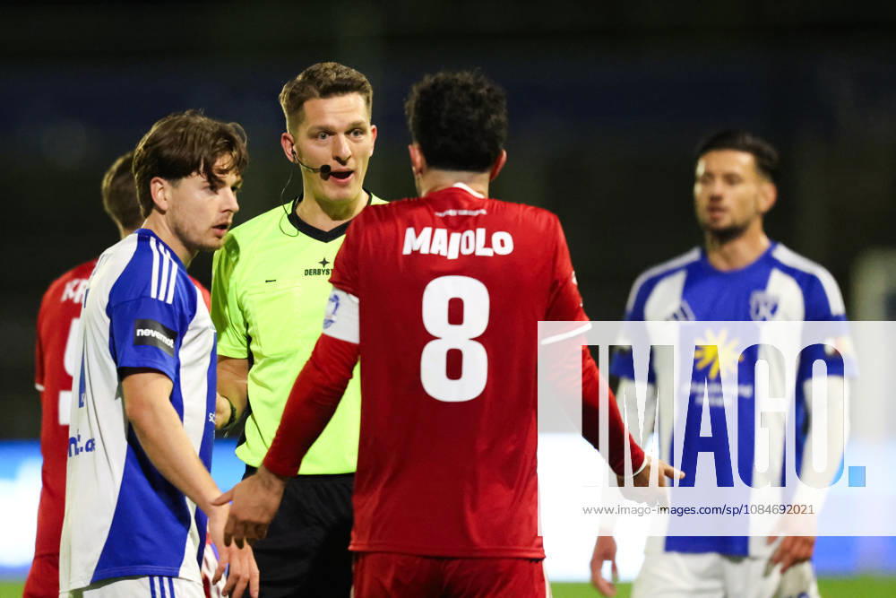 Soccer, Men’s, Regionalliga Nord, Matchday 14, BSV Kickers Emden 1, FC Phönix Lübeck; Referee Daniel Piotrowski in conversation with Fabio Oliviero Maiolo (No. 8, Phönix Lübeck) and Sandro Plechaty (No. 17, BSV Kickers Emden)