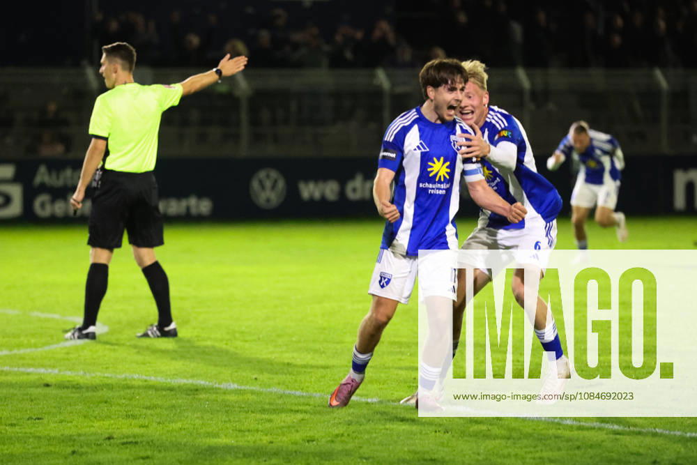Soccer, Men s, Regionalliga Nord, Matchday 14, BSV Kickers Emden 1 FC Phönix Lübeck Celebration of the 2–2 goal by Sandro Plechaty (No. 17) BSV Kickers Emden