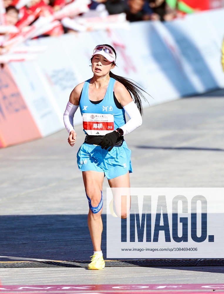 (261018) -- BEIJING, Oct. 18, 2026 -- Lu Ying of China sprints to the finish line to win the third place of the women s marathon event at the 2026 Beijing Marathon & National Marathon Championships in Beijing, capital of China, Oct. 18, 2026. ) (SP)CHINA-BEIJING-2026 BEIJING MARATHON (CN) LuoxYuan