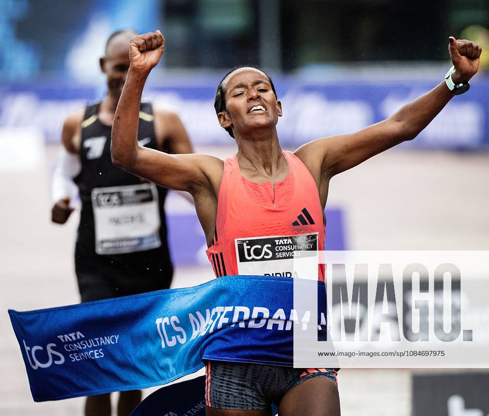 AMSTERDAM - Buze Diriba wins the Amsterdam Marathon for women. ANP RAMON VAN FLYMEN ANPxSportx IVx 572822895 originalFilename: 572822895