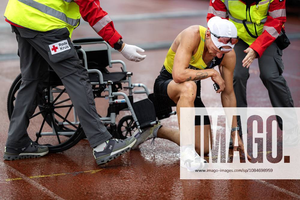 AMSTERDAM - Runners cross the finish line during the Amsterdam Marathon. ANP RAMON VAN FLYMEN ANPxSportx IVx 572823905 originalFilename: 572823905