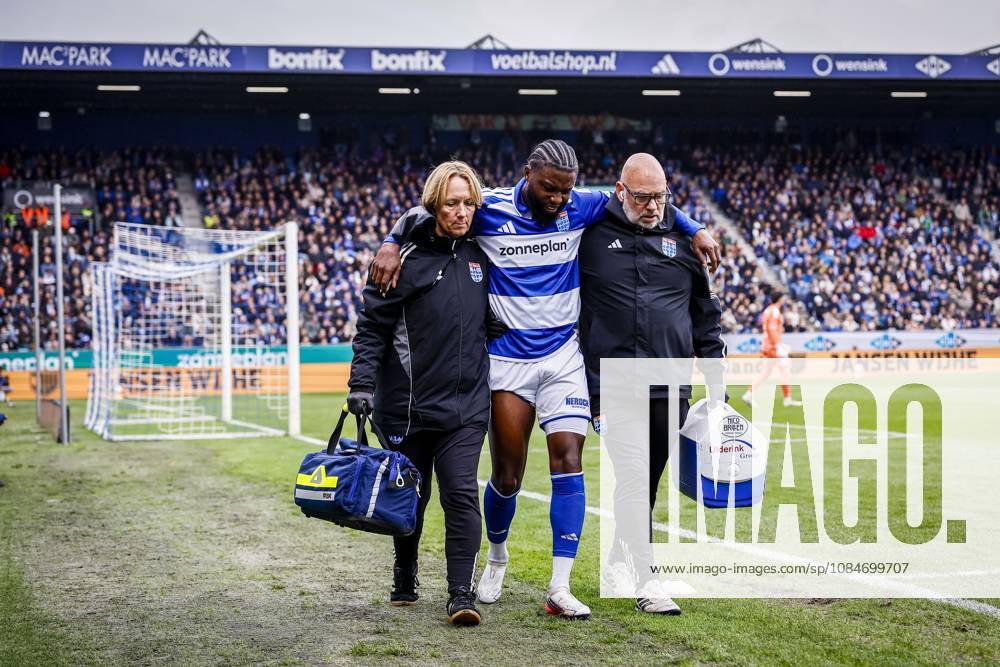 , mac3park , season 2026 2027 , Dutch Eredivisie football , match between PEC Zwolle and Go Ahead Eagles , picture shows PEC Zwolle player Sherel Floranus left the pitch after a injury PEC - Go Ahead Eagles x208675766x