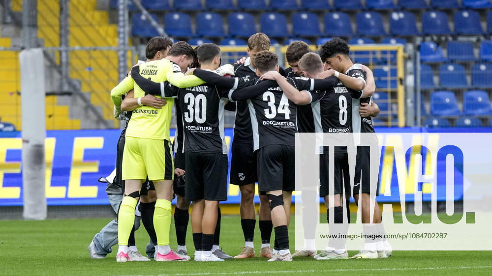 Players from SC Verl gather in a team huddle before kickoff; huddle, team huddle, concentration, camaraderie, pep talk, motivation, October 18, 2026, Sinsheim, Germany, soccer, 3rd Division, TSG 1899 Hoffenheim II vs. SC Verl, DFB and DFL regulations prohibit any use of photographs as image sequences and or quasi-video