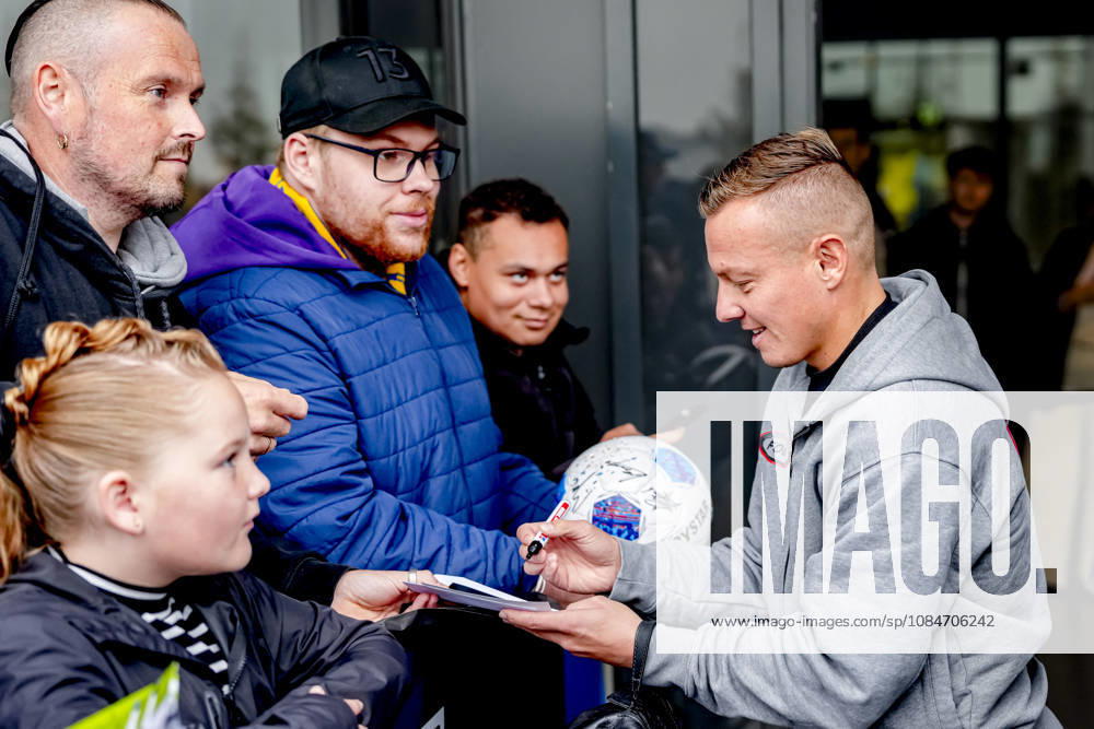 LEEUWARDEN AZ Alkmaar midfielder Jordy Clasie during the Vriendenloterij Eredivisie match between SC Cambuur and AZ at the Kooi Stadion on October 18, 2026, in Leeuwarden, Netherlands ED VAN DE POL EYE4IMAGES DeFodi Images