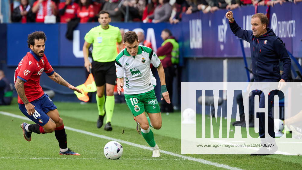 LaLiga EA Sports 2026–27: CA Osasuna vs. Racing de Santander—Ruben Garcia (14, OSA) and Inigo Vicente (10, RAC) battle for the ball during the LaLiga EA Sports soccer match between CA Osasuna and Racing de Santander, played at El Sadar Stadium in Pamplona, Spain on Oct. 18, 2026. Jagoba Arrasate, coach of OSA, is also visible in the image. Credit: Inigo Alzugaray, Agencia LOF, Pamplona. LaLiga EA Sports 2026–27: CA Osasuna vs. Racing de Santander