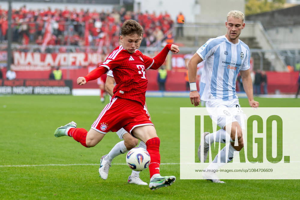 Anton Hein (11, FC Bayern Munich Amateurs) scores the 0-1 goal; Lasse Fassmann (33, TSV 1860 Munich), TSV 1860 Munich vs. FC Bayern Amateurs, Soccer, Bavarian Regional League, Matchday 15, October 18, 2026. DFB regulations prohibit any use of photographs as image sequences and or quasi-video. Munich, Bayern, Germany