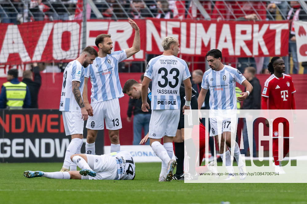 Michael Eberwein (TSV 1860 Munich), No. 13, calls for the trainers; Dennis Dressel (TSV 1860 Munich), No. 14, injured his shoulder when he fell during a tackle GER, TSV 1860 Munich vs. FC Bayern Munich II, Soccer, Bavarian Regional League, Matchday 15, 2026–2027 Season, October 18, 2026 DFL and DFB regulations prohibit any use of photographs as image sequences and or quasi-video. Photo: HMB Media, Heike Feiner