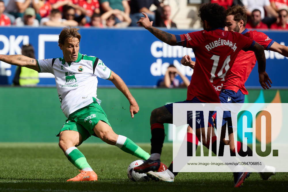 LaLiga EA Sports 2026–27: CA Osasuna vs. Racing de Santander. Sergio Canales (20, RAC L) takes a shot under pressure from Rubén García (14, OSA) and Jon Moncayola (7, OSA R) during the LaLiga EA Sports soccer match between CA Osasuna and Racing de Santander played at El Sadar Stadium in Pamplona, Spain, on Oct. 18, 2026. Credit: Inigo Alzugaray, Agencia LOF, Pamplona. LaLiga EA Sports 2026–27: CA Osasuna vs. Racing de Santander