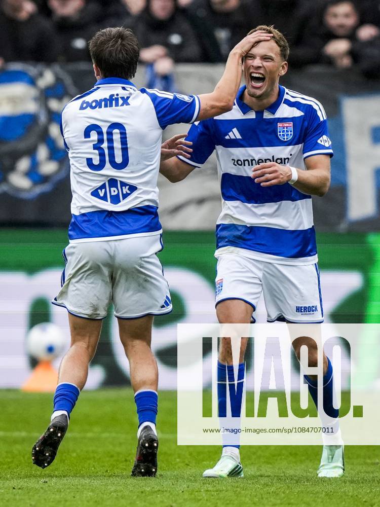 ZWOLLE - (lr) Ryan Thomas of PEC Zwolle and Sydney van Hooijdonk of PEC Zwolle celebrate the 1-1 during the Dutch Eredivisie match between PEC Zwolle and Go Ahead Eagles at the MAC3PARK stadium on October 18, 2026 in Zwolle, the Netherlands. TOBIAS KLEUVER ANP Eredivisie 2026 27 ANPxSportx IVx 572834230 originalFilename: 572834230