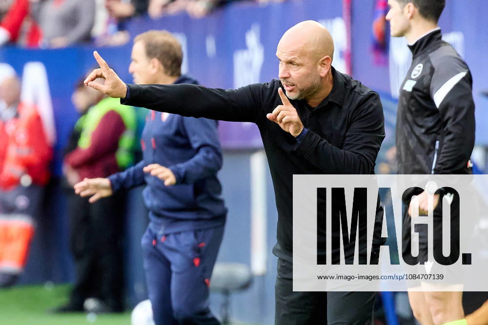 LaLiga EA Sports 2026–27 CA Osasuna vs. Racing de Santander: Jose Alberto Lopez, RAC Coach, in action during the LaLiga EA Sports soccer match between CA Osasuna and Racing de Santander, played at El Sadar Stadium in Pamplona, Spain, on Oct. 18, 2026. Credit: Inigo Alzugaray, LOF Agency, Pamplona LaLiga EA Sports 2026–27 CA Osasuna vs. Racing de Santander