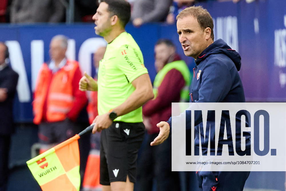 LaLiga EA Sports 2026–27: CA Osasuna vs. Racing de Santander. Jagoba Arrasate, CA Osasuna’s coach, in action during the LaLiga EA Sports soccer match between CA Osasuna and Racing de Santander, played at El Sadar Stadium in Pamplona, Spain, on October 18, 2026. Credit:Igo Alzugaray, LOF Agency, Pamplona LaLiga EA Sports 2026–27 CA Osasuna vs. Racing de Santander