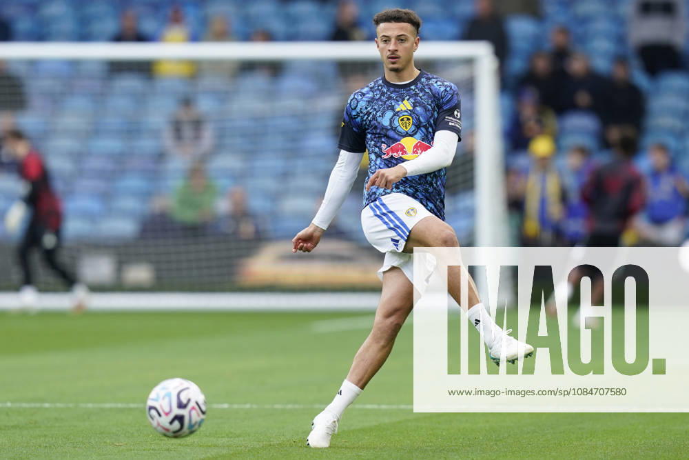 Leeds, England, 18th October 2026. Ethan Ampadu of Leeds United warns up before the Leeds United vs Manchester United, ManU Premier League match at Elland Road, Leeds. Picture credit should read: Andrew Yates Sportimage . SPI_017_AY_Leeds_Man_Utd SPI-5081-0017