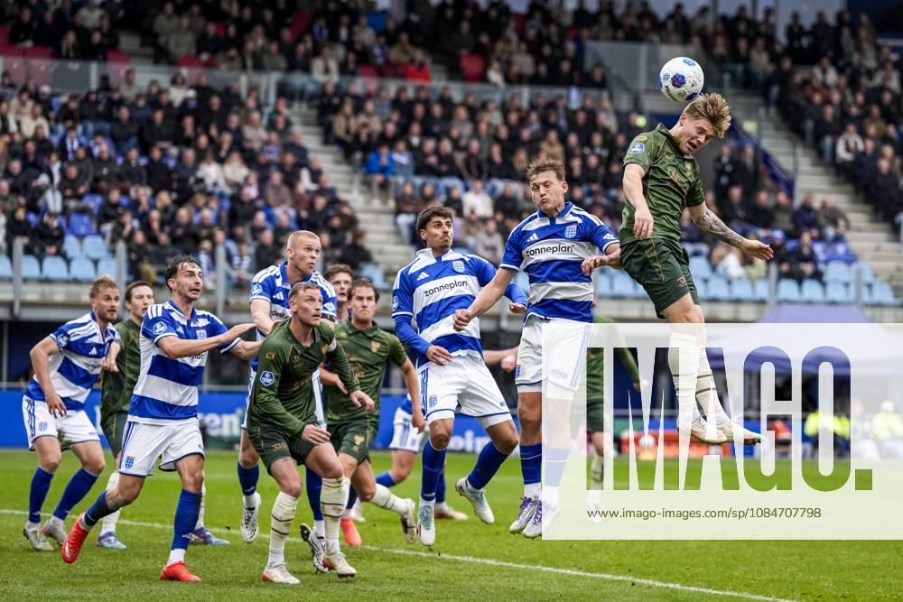 ZWOLLE - (lr) Thijs Oosting of PEC Zwolle, Erik Flataker of Go Ahead Eagles during the Dutch Eredivisie match between PEC Zwolle and Go Ahead Eagles at the MAC3PARK stadium on 18 October 2026 in Zwolle, the Netherlands. TOBIAS KLEUVER ANP Eredivisie 2026 27 ANPxSportx IVx 572834659 originalFilename: 572834659