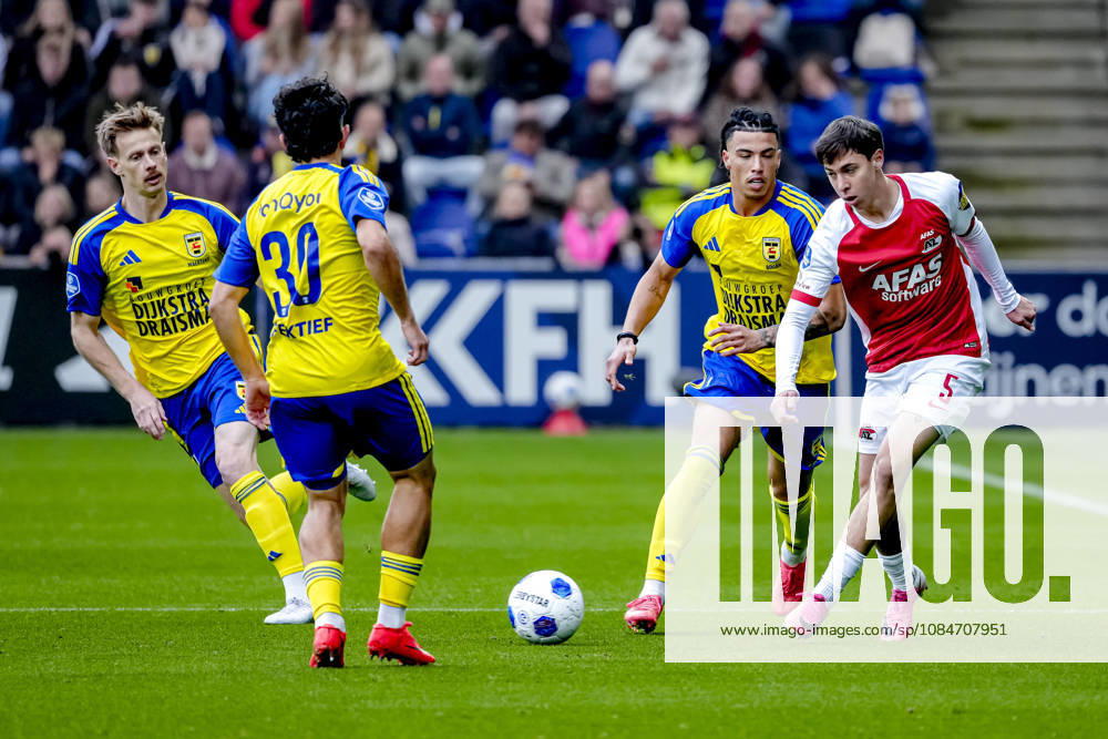 LEEUWARDEN AZ Alkmaar defender Mateo Chávez during the Vriendenloterij Eredivisie match between SC Cambuur and AZ at Kooi Stadion on October 18, 2026, in Leeuwarden, the Netherlands ED VAN DE POL EYE4IMAGES DeFodi Images