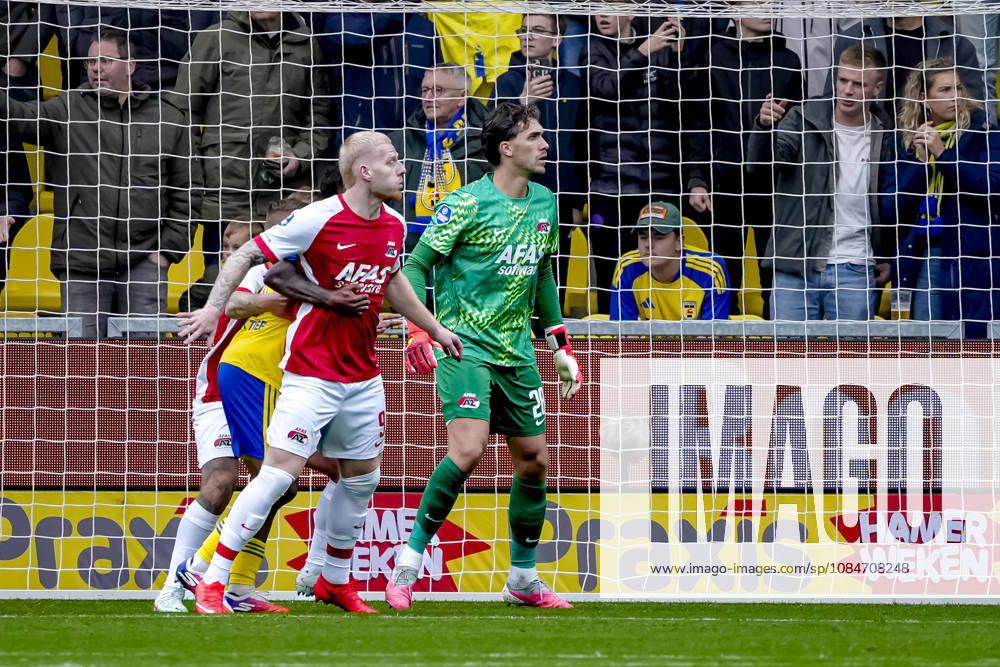 LEEUWARDEN AZ Alkmaar forward Mexx Meerdink, AZ Alkmaar goalkeeper Jari De Busser during the Vriendenloterij Eredivisie match between SC Cambuur and AZ at Kooi Stadion on October 18, 2026, in Leeuwarden, the Netherlands ED VAN DE POL EYE4IMAGES DeFodi Images