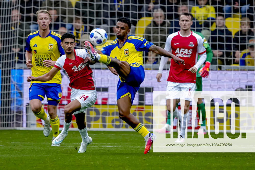 LEEUWARDEN SC Cambuur midfielder Nicky Souren, AZ Alkmaar forward Ayoub Oufkir during the Vriendenloterij Eredivisie match between SC Cambuur and AZ at Kooi Stadion on October 18, 2026, in LEEUWARDEN, the Netherlands ED VAN DE POL EYE4IMAGES DeFodi Images
