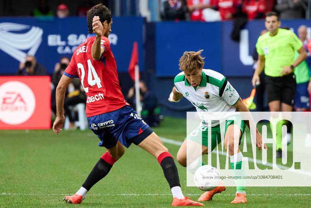 LaLiga EA Sports 2026–27: CA Osasuna vs. Racing de Santander—Alejandro Catena (24, OSA L) and Sergio Canales (20, RAC R) battle for the ball during the LaLiga EA Sports soccer match between CA Osasuna and Racing de Santander played at El Sadar Stadium in Pamplona Spain on Oct. 18, 2026. Credit: Inigo Alzugaray, Agencia LOF, Pamplona. LaLiga EA Sports 2026–27: CA Osasuna vs. Racing de Santander