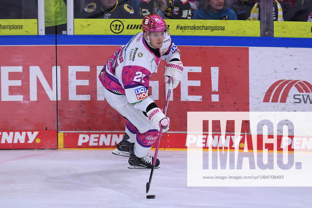 Ice Hockey: DEL Matchday 10—Krefeld Pinguine vs. Eisbären Berlin on October 18, 2026, at the Yayla Arena in Krefeld. Manuel Wiederer, Berlin. In accordance with the guidelines of the DEL (German Ice Hockey League), the publication and reuse of the footage in electronic media and on electronic devices of any kind is not permitted while the game is in progress xRx