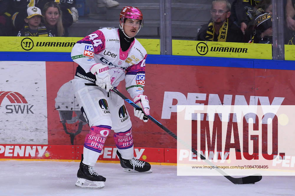 Ice Hockey: DEL Matchday 10—Krefeld Pinguine vs. Eisbären Berlin on October 18, 2026, at the Yayla Arena in Krefeld. Brandon Davidson, Berlin. In accordance with the guidelines of the DEL (German Ice Hockey League), the publication and further use of the footage in electronic media and on all kind is not permitted xRx