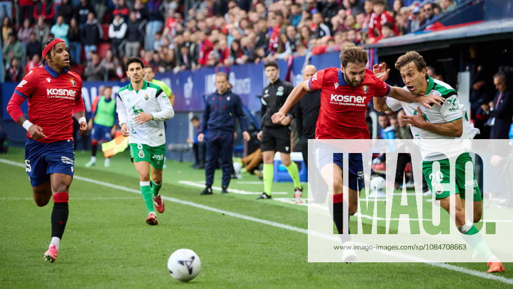 LaLiga EA Sports 2026-27: CA Osasuna vs. Racing de Santander. Jon Moncayola (7, OSA, L) and Sergio Canales (20, RAC, R) battle for the ball during the LaLiga EA Sports soccer match between CA Osasuna and Racing de Santander, played at El Sadar Stadium in Pamplona, Spain, on Oct. 18, 2026. Valentin Rosier (19, OSA L) and Andre Almeida (8, RAC R) are also visible in the image. Credit: Inigo Alzugaray, Agencia LOF, Pamplona. LaLiga EA Sports 2026–27: CA Osasuna vs. Racing de Santander