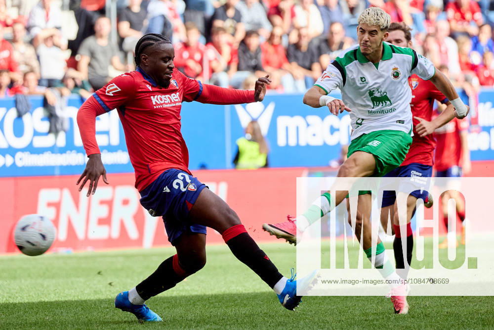 LaLiga EA Sports 2026–27 CA Osasuna vs. Racing de Santander Yassir Zabiri (21, RAC R) takes a shot under pressure from Enzo Boyomo (22, OSA L) during the LaLiga EA Sports soccer match between CA Osasuna and Racing de Santander played at El Sadar Stadium in Pamplona, Spain, on Oct. 18, 2026. Credit: Inigo Alzugaray, Agencia LOF, Pamplona. LaLiga EA Sports 2026–27: CA Osasuna vs. Racing de Santander