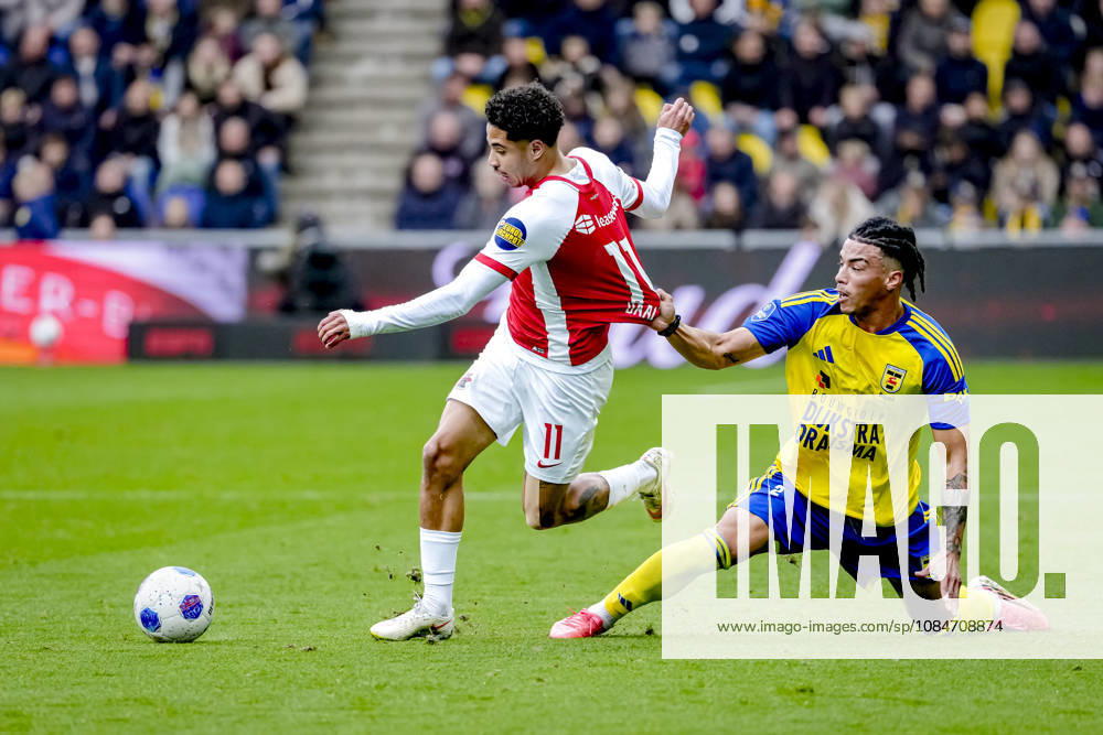 LEEUWARDEN AZ Alkmaar forward Ro Zangelo Daal, SC Cambuur defender Devid Bouah during the Vriendenloterij Eredivisie match between SC Cambuur and AZ at Kooi Stadion on October 18, 2026, in Leeuwarden, Netherlands ED VAN DE POL EYE4IMAGES DeFodi Images