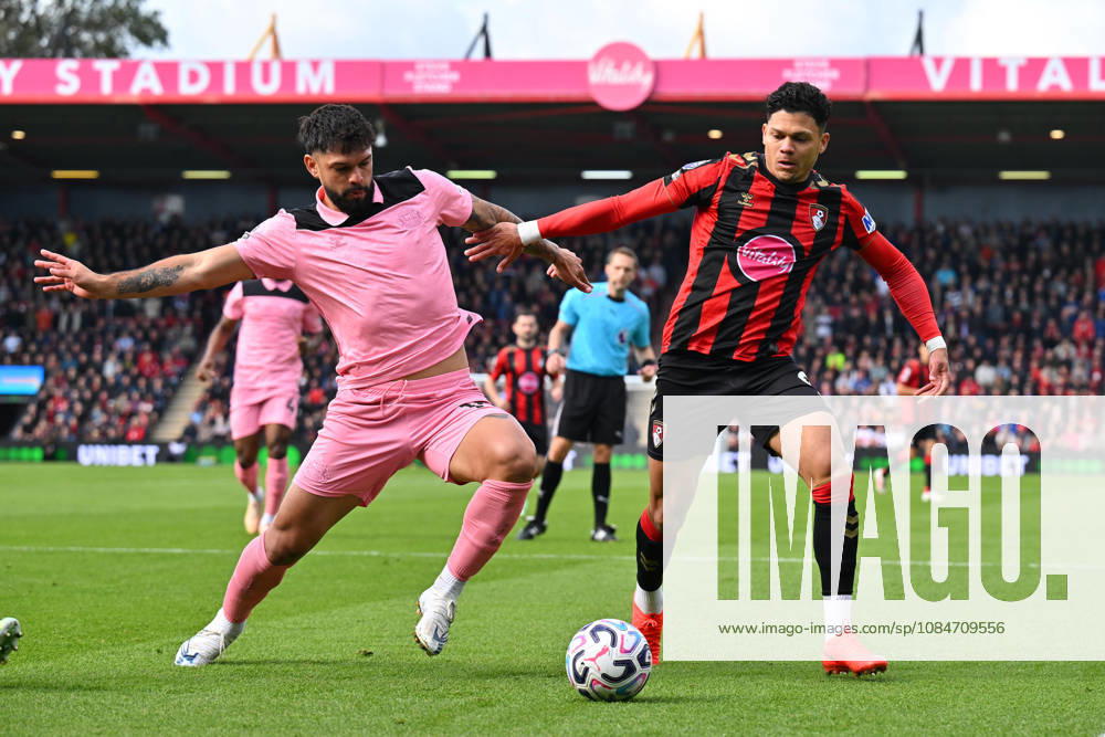 Bournemouth v Sunderland, Premier League Evanilson (9) of AFC Bournemouth at battles for possession with Omar Alderete (15) of Sunderland during the Premier League match between Bournemouth and Sunderland at the Vitality Stadium, Bournemouth, UK on 18 October 2026. Bournemouth Vitality Stadium Dorset UK Editorial use only DataCo restrictions apply See www.football-dataco.com ,
