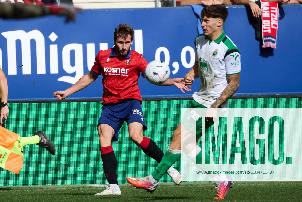 LaLiga EA Sports 2026–27 CA Osasuna vs. Racing de Santander Jon Moncayola (7, OSA) crosses the ball under pressure from Jorge Salinas (17, RAC) during the LaLiga EA Sports soccer match between CA Osasuna and Racing de Santander played at El Sadar Stadium in Pamplona, Spain, on Oct. 18, 2026. Credit: Inigo Alzugaray, Agencia LOF, Pamplona. LaLiga EA Sports 2026–27: CA Osasuna vs. Racing de Santander