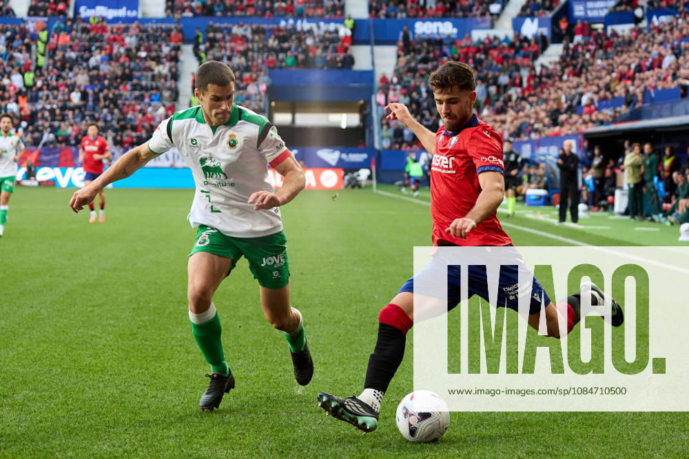 LaLiga EA Sports 2026–27 CA Osasuna vs. Racing de Santander Iker Munoz (8, OSA, R) crosses the ball under pressure from Álvaro Mantilla (2, RAC, L) during the LaLiga EA Sports soccer match between CA Osasuna and Racing de Santander played at El Sadar Stadium in Pamplona, Spain, on Oct. 18, 2026. Credit: Inigo Alzugaray, Agencia LOF, Pamplona. LaLiga EA Sports 2026–27: CA Osasuna vs. Racing de Santander
