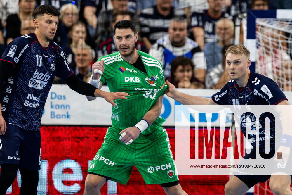Opel HBL SG Flensburg Handewitt vs. Füchse Berlin, October 18, 2026. Battle in the circle: Marko Grgic (No. 17), SG Flensburg Handewitt; Mijajlo Marsenic (No. 93), Füchse Berlin; Emil Siersbaek Bergholt (No. 14), SG Flensburg Handewitt Opel HBL SG Flensburg Handewitt vs. Füchse Berlin, GGW Arena on October 18, 2026