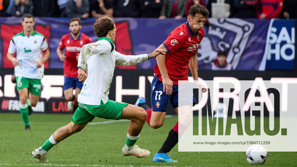 LaLiga EA Sports 2026–27: CA Osasuna vs. Racing de Santander – Ante Budimir (17, OSA R) dribbles past Pablo Ramon (5, RAC L) during the LaLiga EA Sports soccer match between CA Osasuna and Racing de Santander played at El Sadar Stadium in Pamplona, Spain, on Oct. 18, 2026. Credit: Inigo Alzugaray, Agencia LOF, Pamplona. LaLiga EA Sports 2026–27: CA Osasuna vs. Racing de Santander