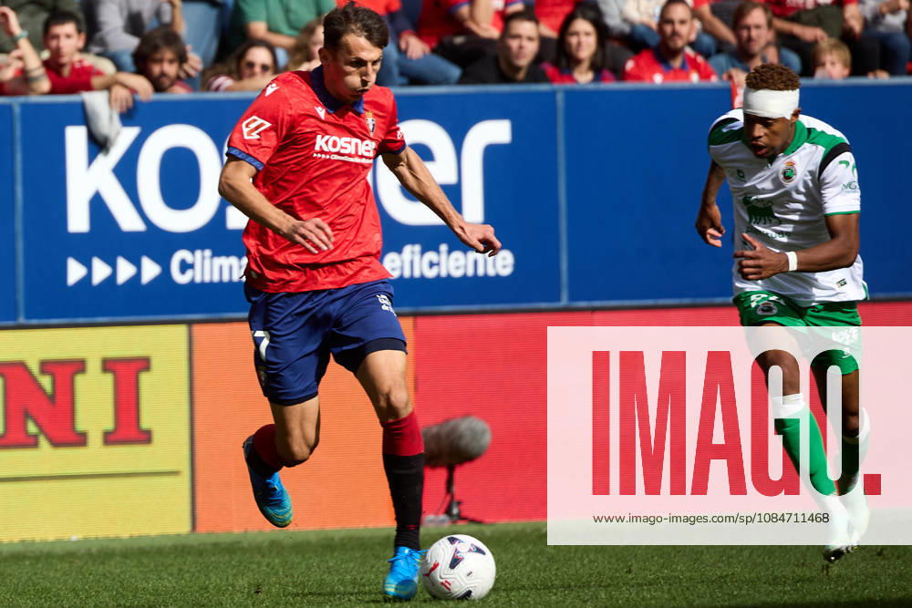 LaLiga EA Sports 2026–27 CA Osasuna vs. Racing de Santander Ante Budimir 17 OSA in action during the LaLiga EA Sports soccer match between CA Osasuna and Racing de Santander played at El Sadar Stadium in Pamplona, Spain, on Oct. 18, 2026 Jeanuel Belocian 24 RAC is also visible in the image. Credit: Ínigo Alzugaray, Agencia LOF, Pamplona. LaLiga EA Sports 2026-27: CA Osasuna vs. Racing de Santander