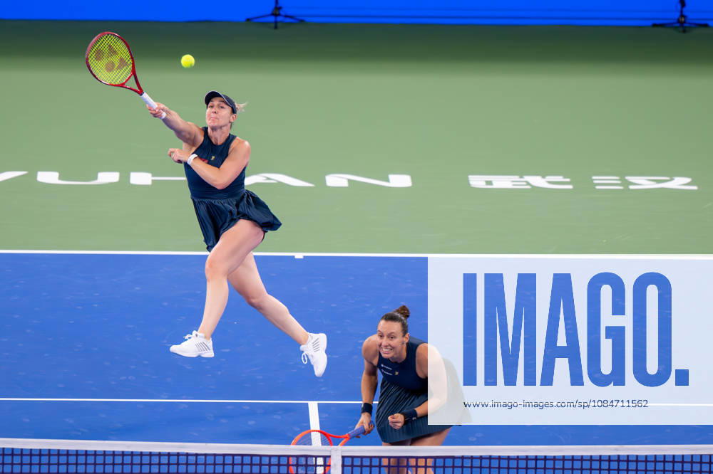 (261018) -- WUHAN, Oct. 18, 2026 -- Gabriela Dabrowski (L) Luisa Stefani compete during the women s doubles final match between Gabriela Dabrowski of Canada Luisa Stefani of Brazil and Storm Hunter of Australia Katerina Siniakova of the Czech Republic at the 2026 Wuhan Open tennis tournament in Wuhan, capital of central China s Hubei Province, Oct. 18, 2026. ) (SP)CHINA-WUHAN-TENNIS-WUHAN OPEN-WOMEN S DOUBLES (CN) DuxZixuan