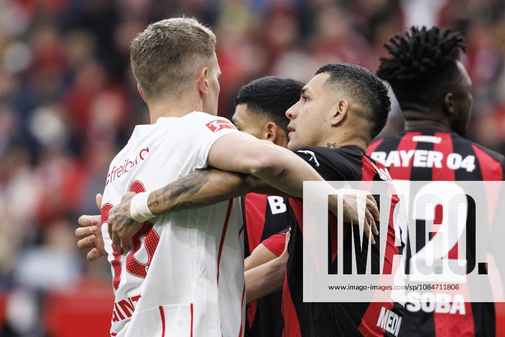 Matthias Ginter (SC Freiburg, 28) and Facundo Medina (Bayer 04 Leverkusen, 2) during the German Bundesliga match on gameday 6 between Bayer 04 Leverkusen vs. SC Freiburg at BayArena on October 18, 2026 in Leverkusen, Germany. DFL REGULATIONS PROHIBIT ANY USE OF PHOTOGRAPHS AS IMAGE SEQUENCES AND OR QUASI-VIDEO. Northrhine-Westphalia Germany