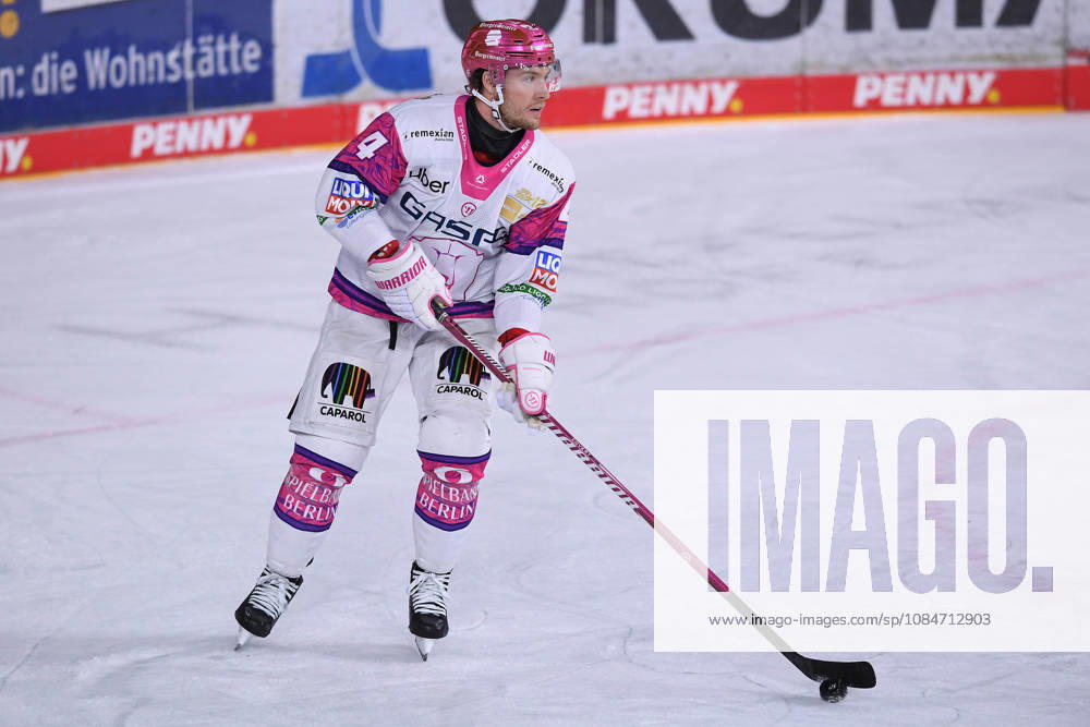Ice Hockey: DEL Matchday 10—Krefeld Pinguine vs. Eisbären Berlin on October 18, 2026, at the Yayla Arena in Krefeld. Adam Smith, Berlin. In accordance with the guidelines of the DEL (German Ice Hockey League), the publication and further use of the footage in electronic media and on all kind is not permitted xRx