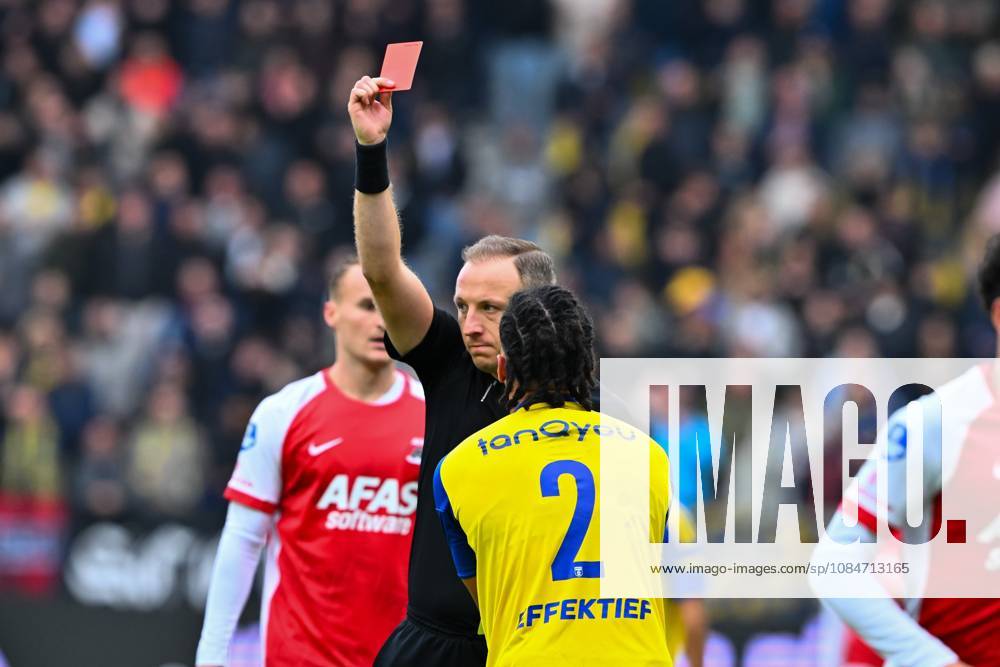 LEEUWARDEN - Devid Bouah of SC Cambuur receives a red card from referee Stan Teuben during the Dutch Eredivisie match between SC Cambuur and AZ Alkmaar at the Kooi Stadion on October 18, 2026, in Leeuwarden, the Netherlands. COR LASKER ANP Eredivisie 2026 27 ANPxSportx IVx 572842549 originalFilename: 572842549