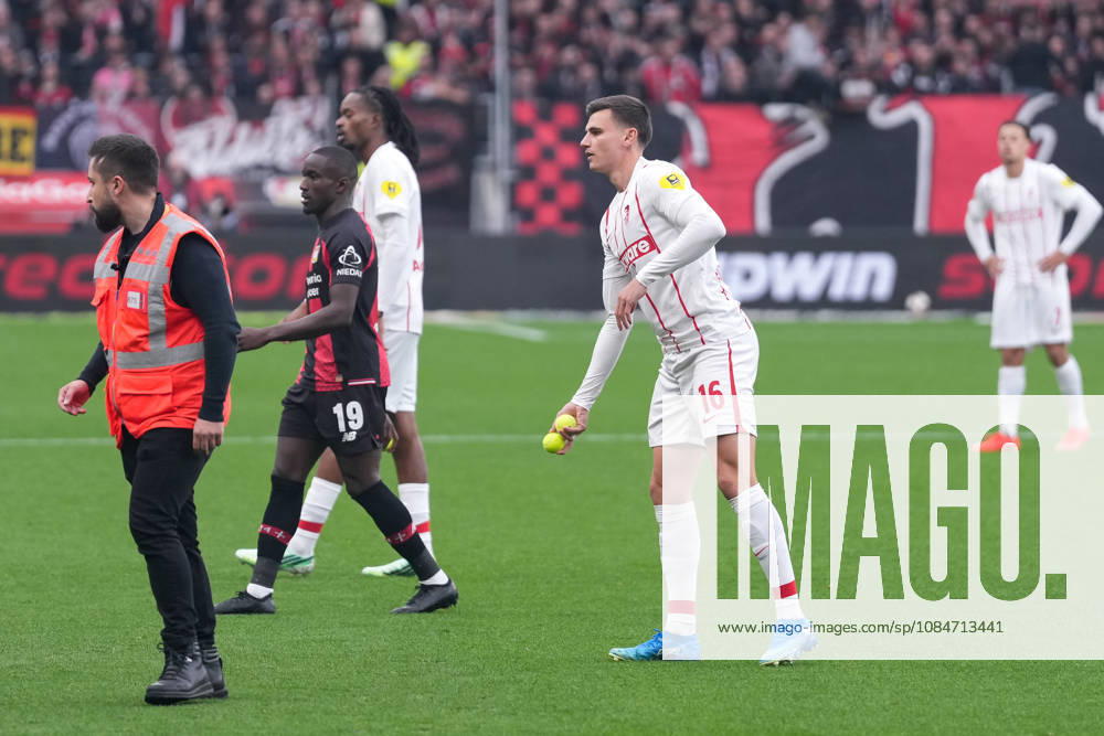 Yannik Engelhardt, SC Freiburg, 16, Protest by Freiburg fans; ultras throw tennis balls onto the field; game interrupted, Germany, soccer, Bundesliga 1, Matchday 6, 2026–2027, Bayer Leverkusen vs. SC Freiburg, October 18, 2026, BayArena, Leverkusen, BayArena, North Rhine-Westphalia, Germany