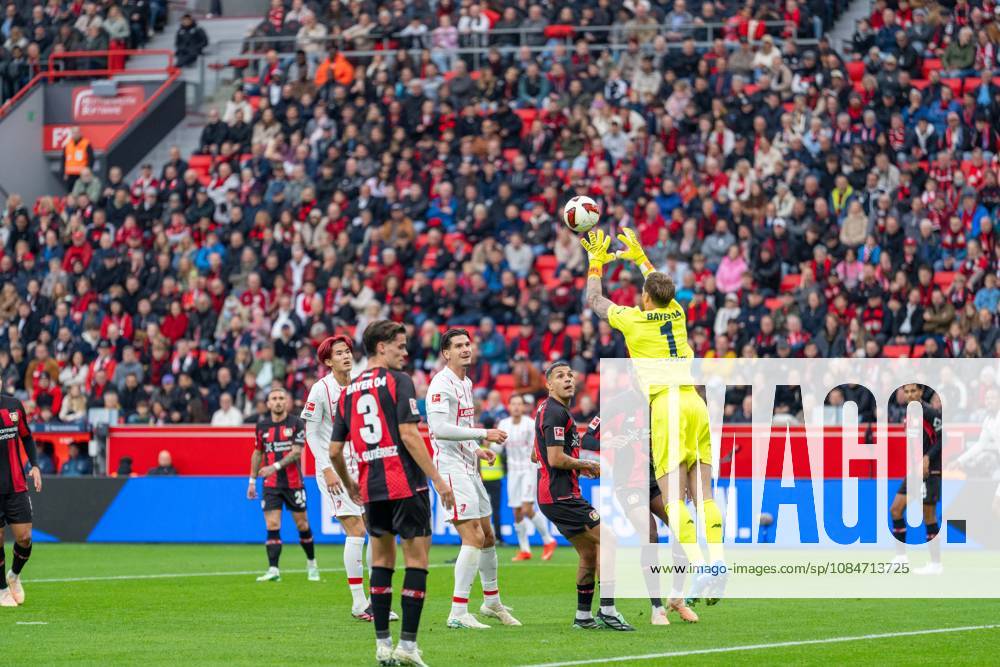 Mark Flekken (Bayer 04 Leverkusen), 01, intercepts a cross; Keisuke Goto (SC Freiburg), 42; Igor Matanovic (SC Freiburg), 31, Facundo Medina (Bayer 04 Leverkusen, 02) watches as Bayer 04 Leverkusen faces SC Freiburg, soccer, Bundesliga 1, Matchday 6, 2026–27 season, October 18, 2026, DFL regulations prohibit any use of photographs as image sequences and or quasi-video, Bayer 04 Leverkusen vs. SC Freiburg, soccer, 1st Bundesliga, Matchday 6, 2026–27 season, October 18, 2026, Leverkusen
